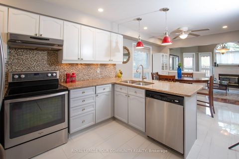 Photo 9 at 226 Kayla Crescent, Maple, Vaughan