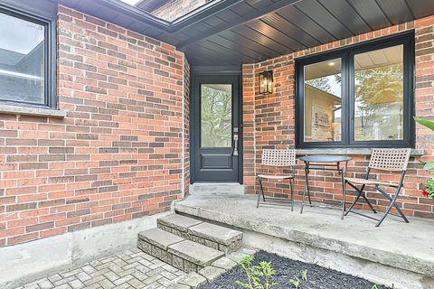 Photo 3 at 35 Buchanan Crescent, Aurora Village, Aurora