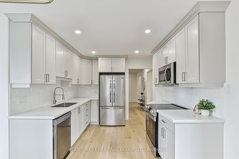 Photo 9 at 35 Buchanan Crescent, Aurora Village, Aurora
