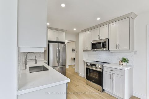 Photo 10 at 35 Buchanan Crescent, Aurora Village, Aurora