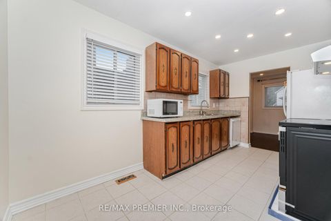 Photo 10 at 5 Magdalena Court, Jamestown, Toronto