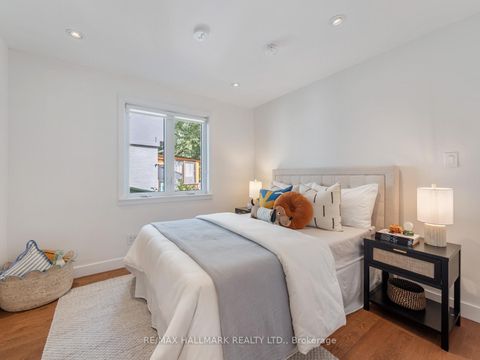 Photo 15 at 21 Fairfax Crescent, Birchmount, Toronto