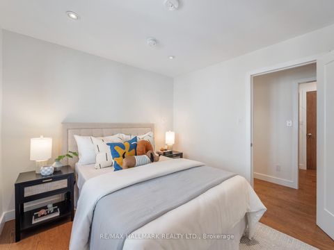 Photo 16 at 21 Fairfax Crescent, Birchmount, Toronto