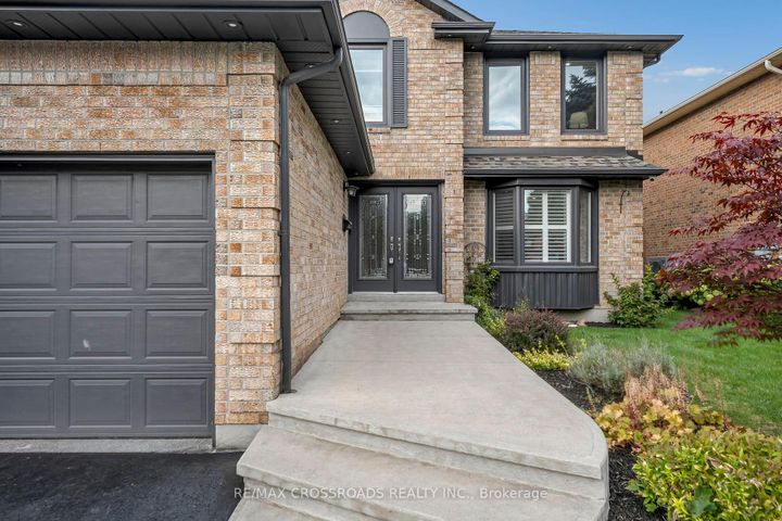 Photo 3 at 75 Barr Crescent, Heart Lake East, Brampton
