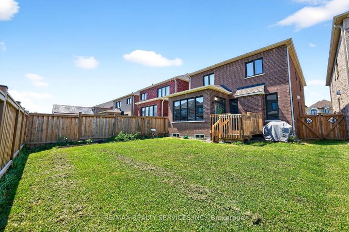 Photo 32 at 16 Workgreen Park Way, Bram West, Brampton