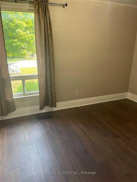 Photo 8 at 1098 Kent Avenue, CP College Park, Oakville