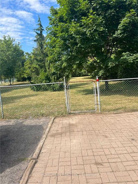Photo 11 at 1098 Kent Avenue, CP College Park, Oakville