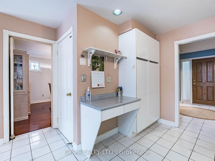 Photo 3 at 5580 Middlebury Drive, Central Erin Mills, Mississauga