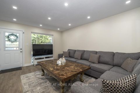 Photo 9 at 13 - 23 Four Winds Drive, York University Heights, Toronto