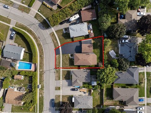 Photo 2 at 924 McCullough Drive, Downtown Whitby, Whitby