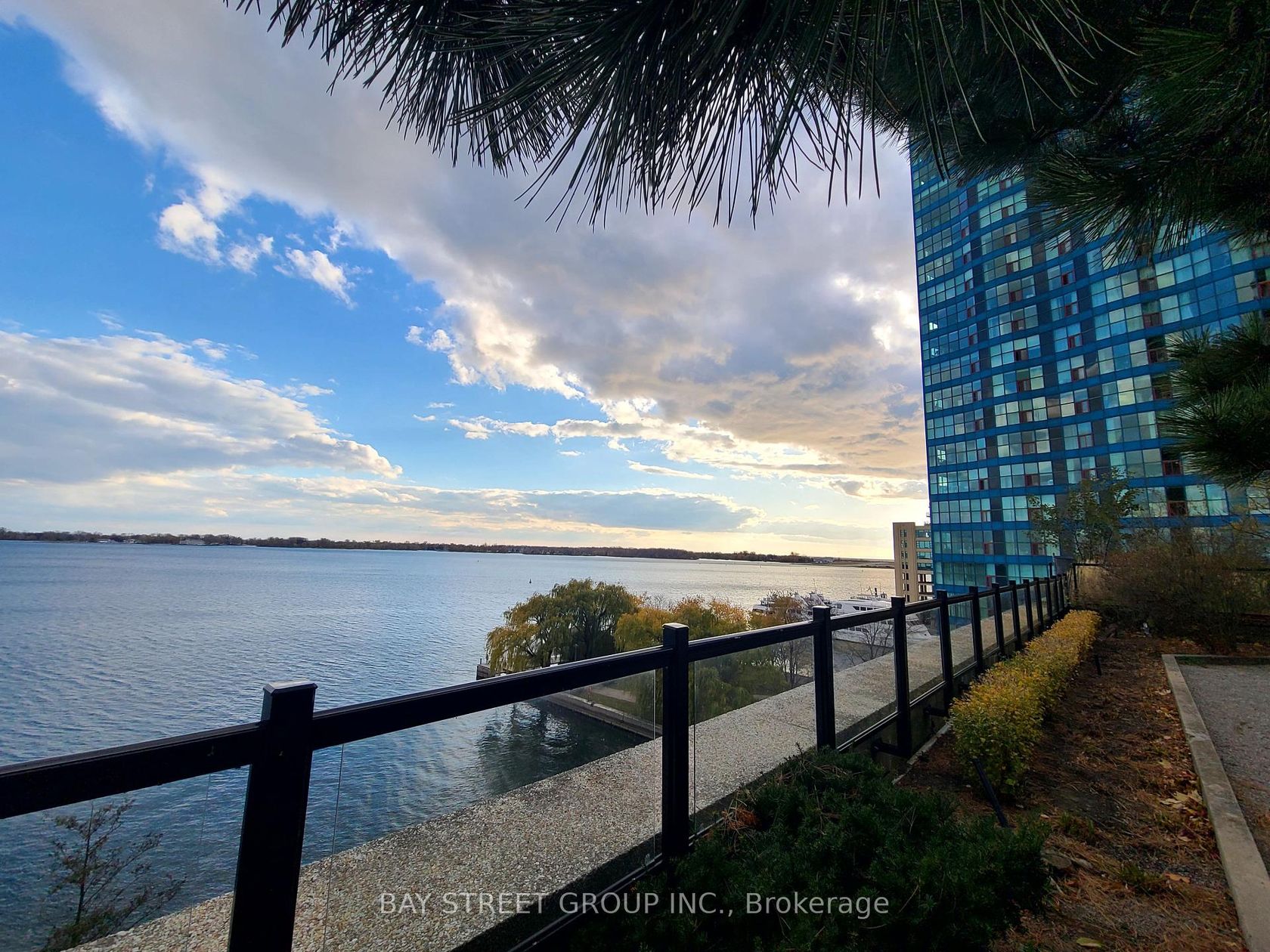 1305 - 65 Harbour Square, Waterfront Communities C1, Toronto photo number 2 1305 - 65 Harbour Square, Waterfront Communities C1, Toronto photo number 2