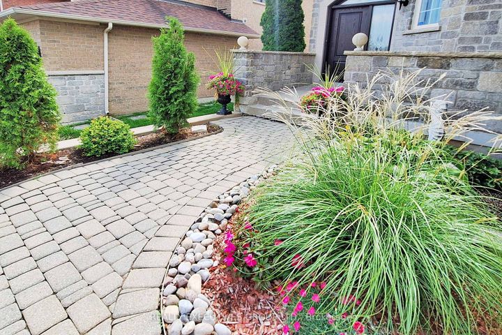 Photo 3 at 32 Shadow Falls Drive, Jefferson, Richmond Hill
