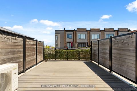 Photo 9 at 147 Salterton Circle, Rural Vaughan, Vaughan