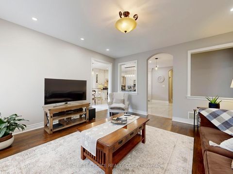 Photo 5 at 192 Tonner Crescent, Bayview Northeast, Aurora