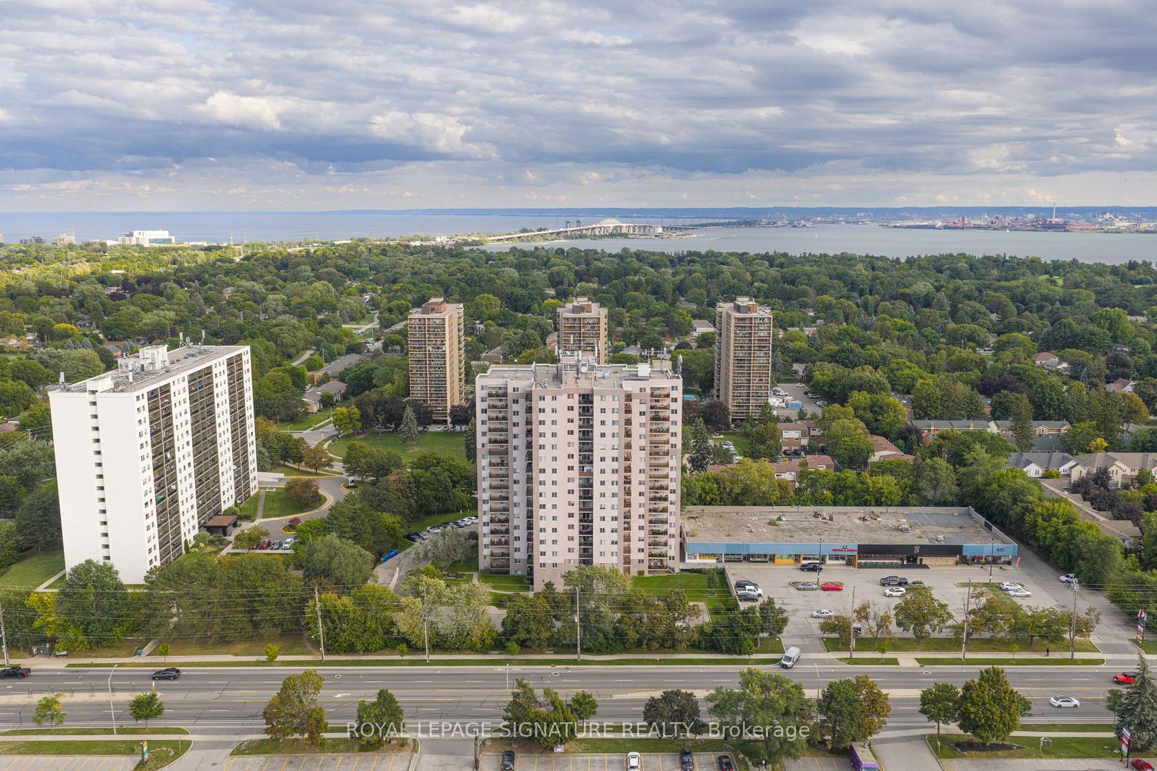 1608 - 975 Warwick Court, LaSalle, Burlington 