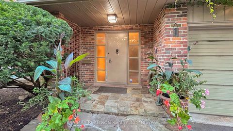 Photo 2 at 1 Vyner Road, Windfields, Toronto