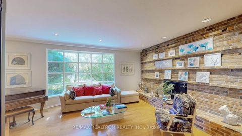 Photo 5 at 1 Vyner Road, Windfields, Toronto