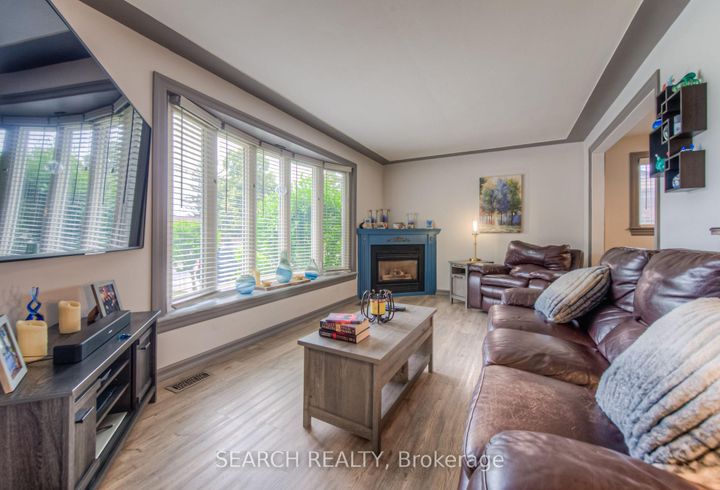 Photo 3 at 3 Kenwood Crescent, Huntington, Hamilton