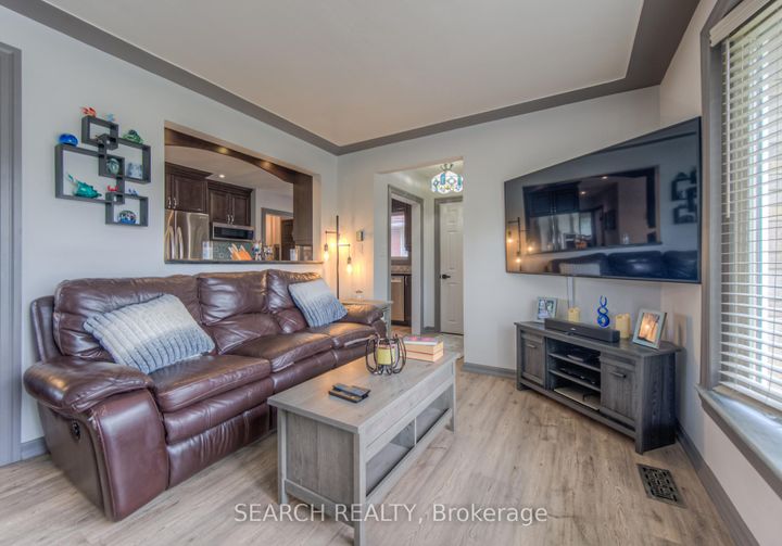 Photo 5 at 3 Kenwood Crescent, Huntington, Hamilton