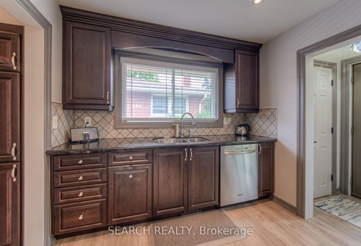 Photo 10 at 3 Kenwood Crescent, Huntington, Hamilton