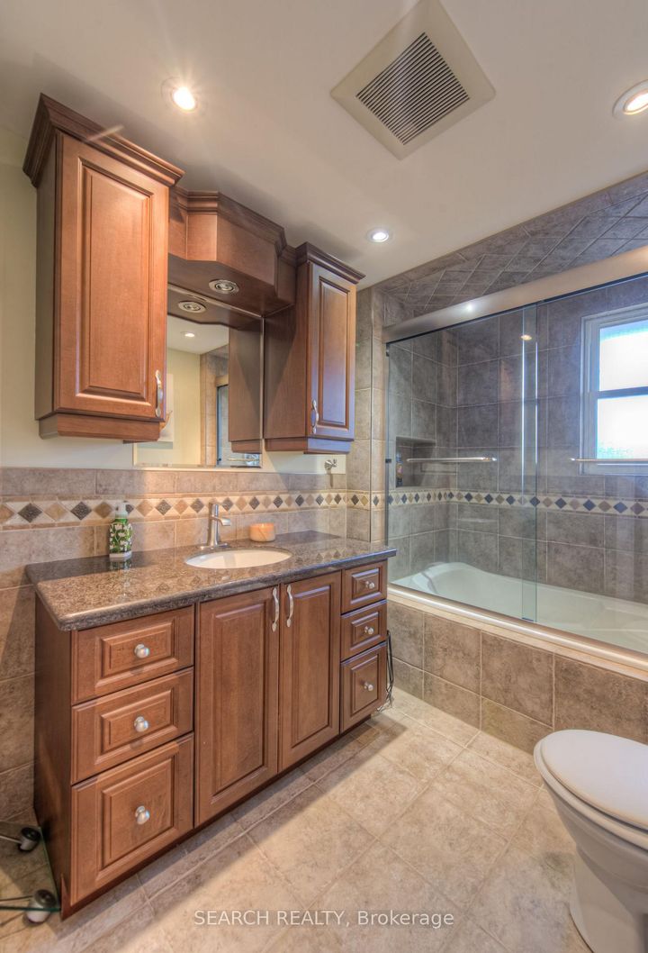 Photo 17 at 3 Kenwood Crescent, Huntington, Hamilton