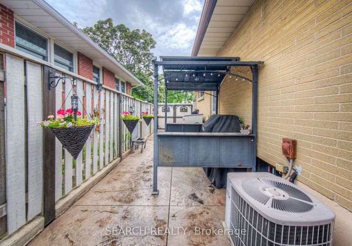 Photo 44 at 3 Kenwood Crescent, Huntington, Hamilton