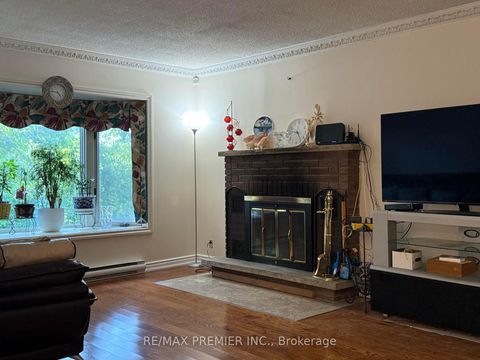 Photo 2 at 37 Dee Avenue, Pelmo Park W4, Toronto