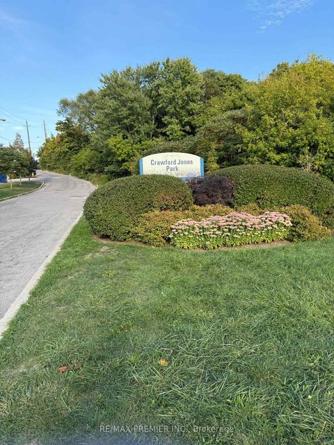 Photo 9 at 37 Dee Avenue, Pelmo Park W4, Toronto