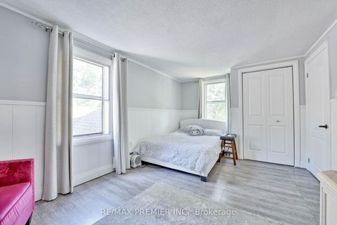 Photo 3 at 1 Edgebrook Drive, Beaumonde Heights, Toronto