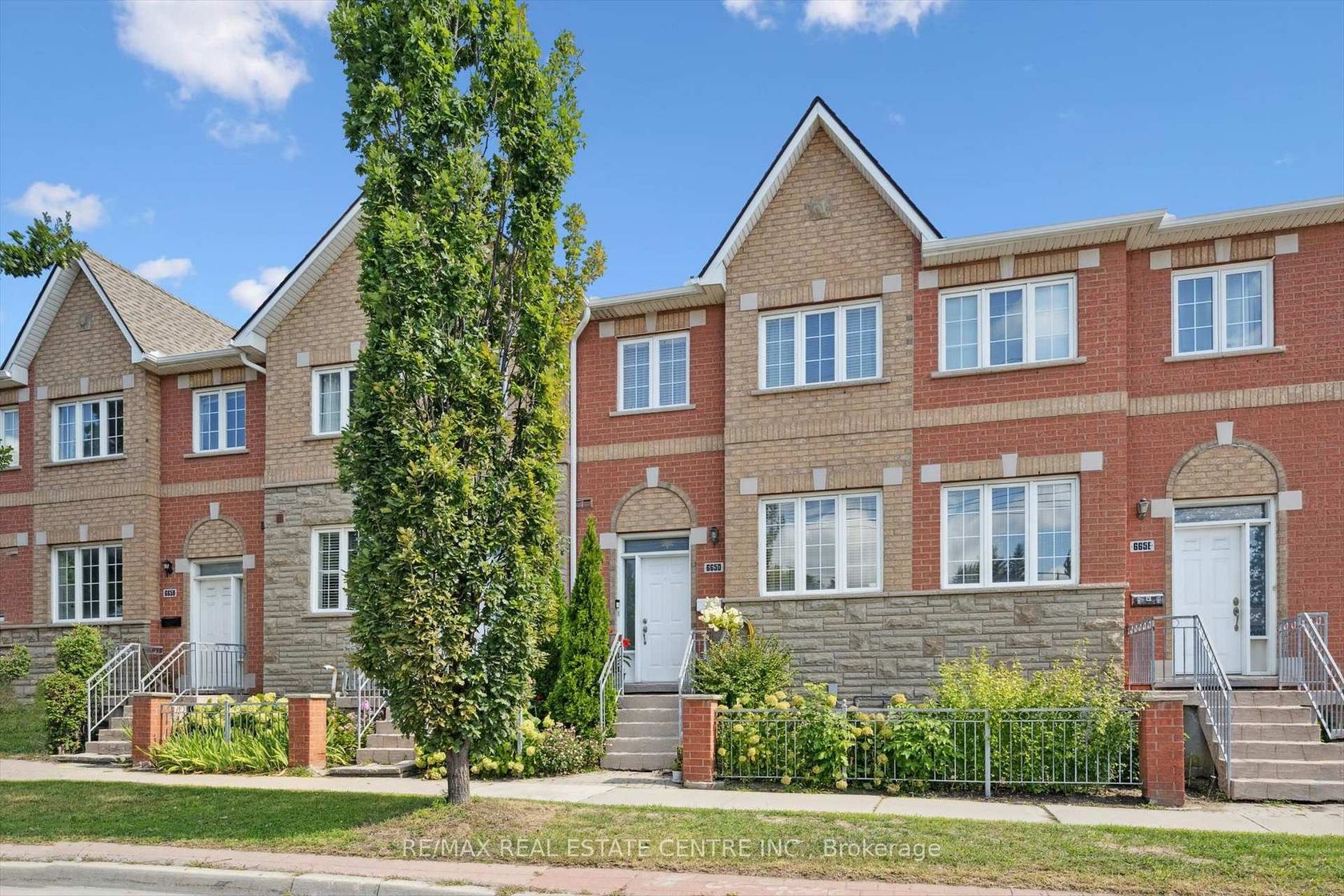 665D Scarlett Road, Humber Heights, Toronto by Loree Meneguzzi Real Estate 665D Scarlett Road, Humber Heights, Toronto