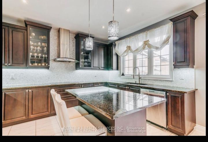 Photo 13 at 4 Agincourt Circle, Credit Valley, Brampton