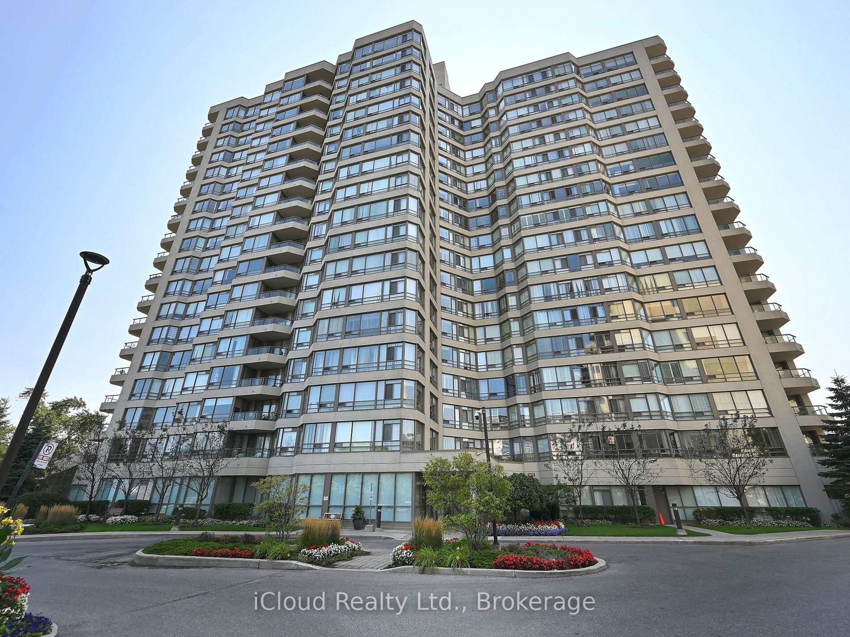 PH3 - 75 King Street E, Cooksville, Mississauga by Loree Meneguzzi Real Estate PH3 - 75 King Street E, Cooksville, Mississauga