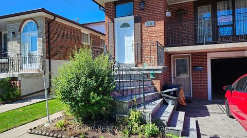 Photo 2 at 214 Fairglen Avenue, L'Amoreaux, Toronto