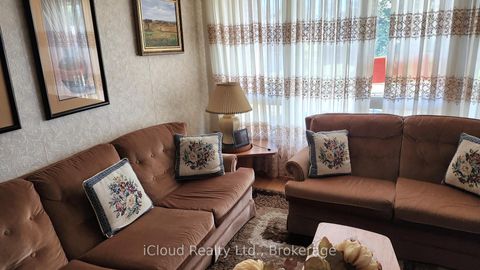 Photo 4 at 214 Fairglen Avenue, L'Amoreaux, Toronto