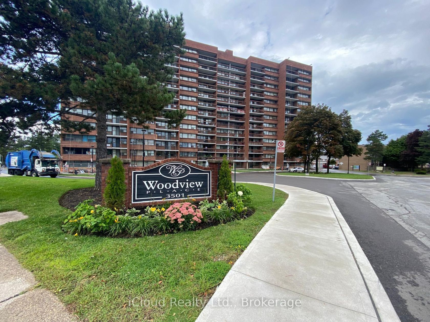 606 - 3501 Glen Erin Drive, Erin Mills, Mississauga by Loree Meneguzzi Real Estate 606 - 3501 Glen Erin Drive, Erin Mills, Mississauga