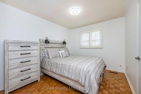 Photo 16 at 54 Embassy Drive, East Woodbridge, Vaughan