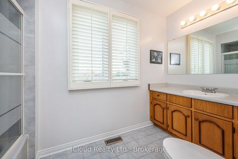 Photo 18 at 54 Embassy Drive, East Woodbridge, Vaughan