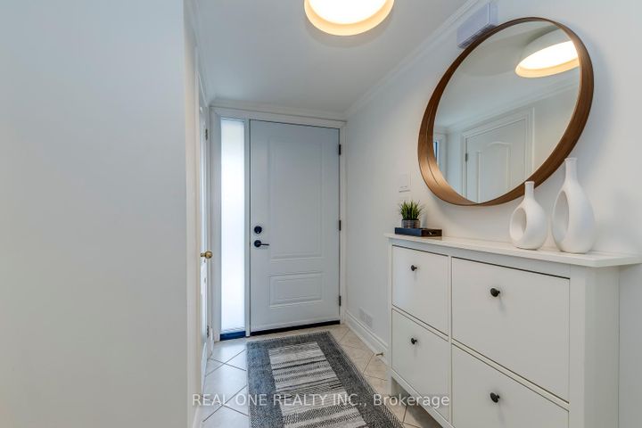 Photo 4 at 3291 FIELDGATE Drive, Applewood, Mississauga