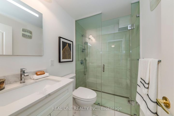 Photo 10 at 3291 FIELDGATE Drive, Applewood, Mississauga