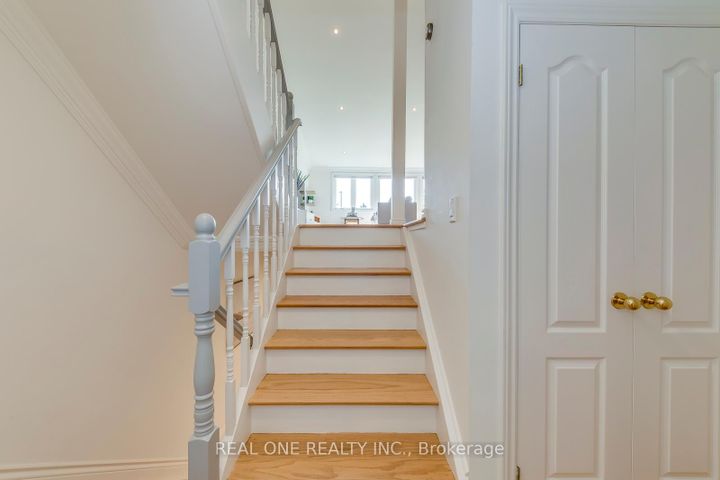 Photo 12 at 3291 FIELDGATE Drive, Applewood, Mississauga