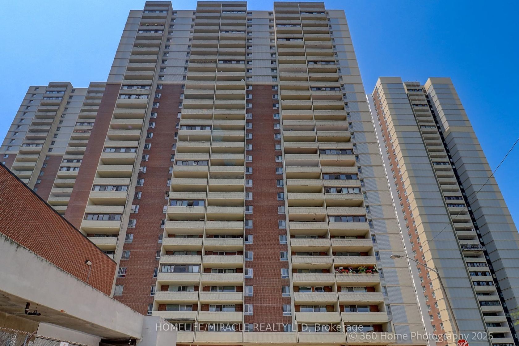 1819 - 5 Massey Square, Crescent Town, Toronto 