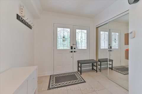 Photo 3 at 32 Sail Crescent, Vellore Village, Vaughan