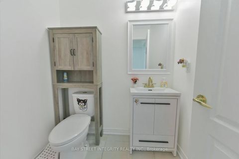 Photo 4 at 32 Sail Crescent, Vellore Village, Vaughan
