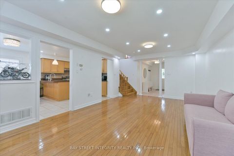 Photo 5 at 32 Sail Crescent, Vellore Village, Vaughan