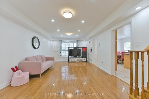 Photo 6 at 32 Sail Crescent, Vellore Village, Vaughan
