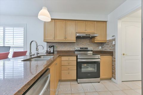 Photo 9 at 32 Sail Crescent, Vellore Village, Vaughan
