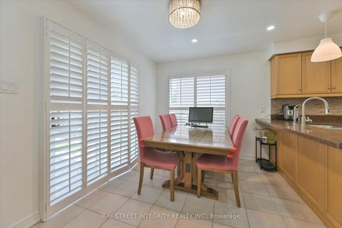 Photo 11 at 32 Sail Crescent, Vellore Village, Vaughan