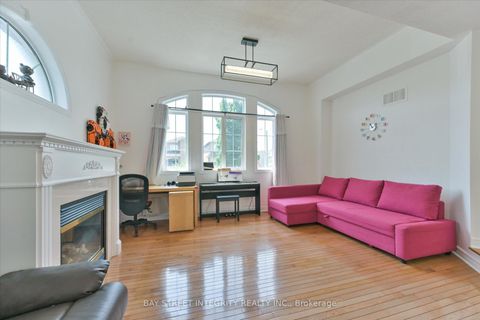 Photo 13 at 32 Sail Crescent, Vellore Village, Vaughan