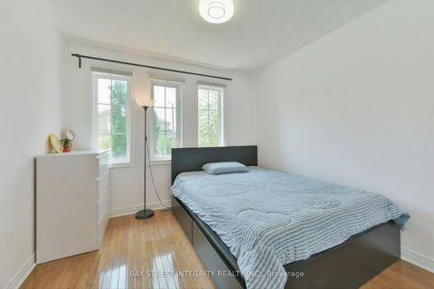 Photo 14 at 32 Sail Crescent, Vellore Village, Vaughan