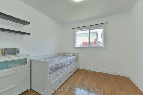 Photo 15 at 32 Sail Crescent, Vellore Village, Vaughan
